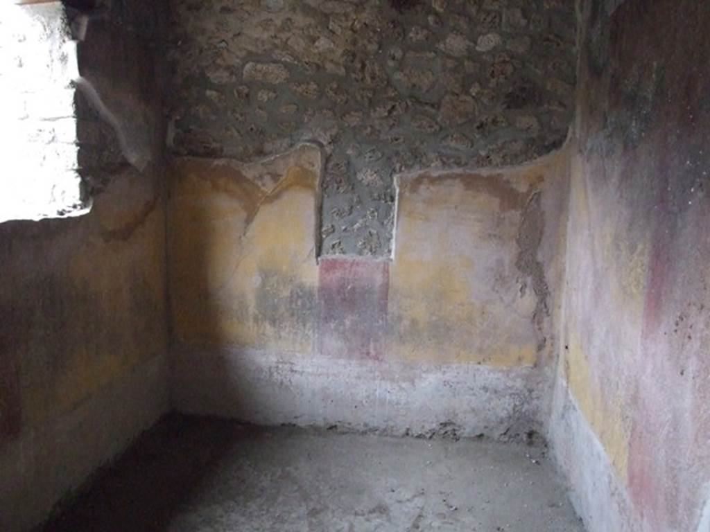 IX.1.12 Pompeii. December 2007. Cubiculum on east side of peristyle, looking towards north wall.
