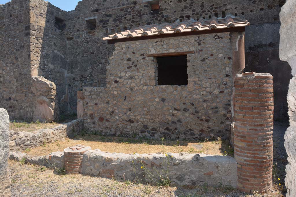 IX.1.12 Pompeii. July 2017. Looking east across peristyle garden, with doorway to cubiculum, on left.
Foto Annette Haug, ERC Grant 681269 DÉCOR.
