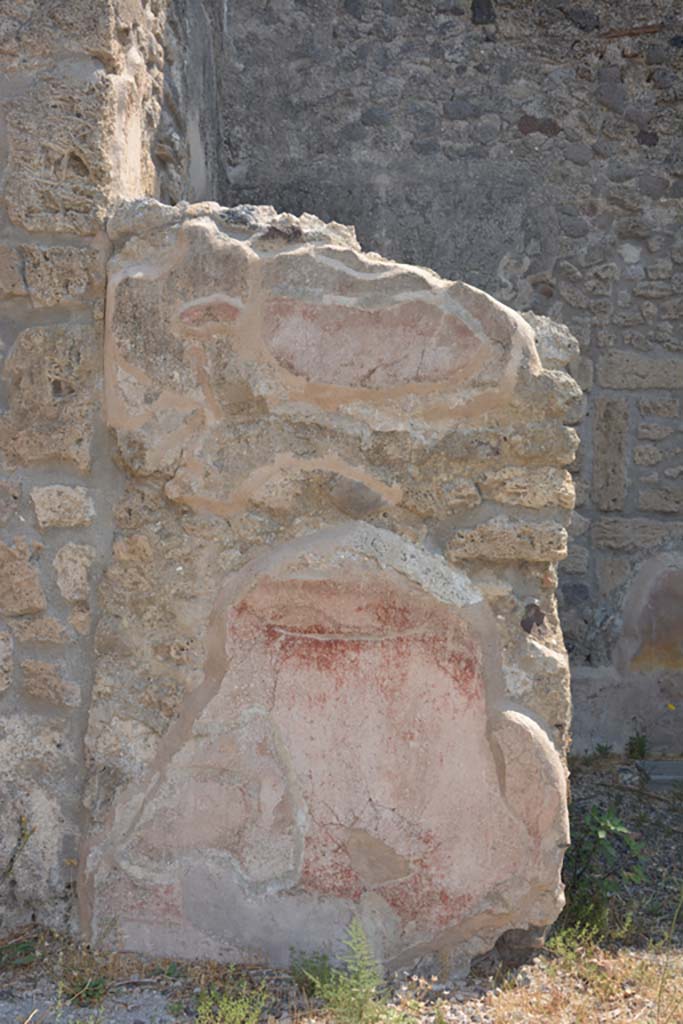 IX.1.12 Pompeii. July 2017.
Detail of remaining painted stucco on north side of doorway to cubiculum.
Foto Annette Haug, ERC Grant 681269 DÉCOR.