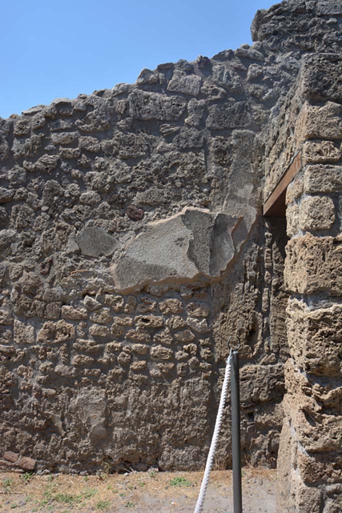 IX.1.12 Pompeii. July 2017.
Remaining stucco on west wall near doorway to corridor on north side of peristyle.
Foto Annette Haug, ERC Grant 681269 DÉCOR.