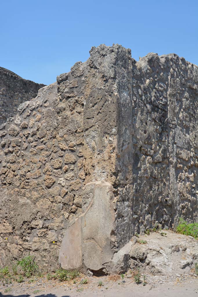 IX.1.12 Pompeii. July 2017.
Looking towards east end of north wall of entrance corridor, and west wall of atrium, on right.
Foto Annette Haug, ERC Grant 681269 DÉCOR.