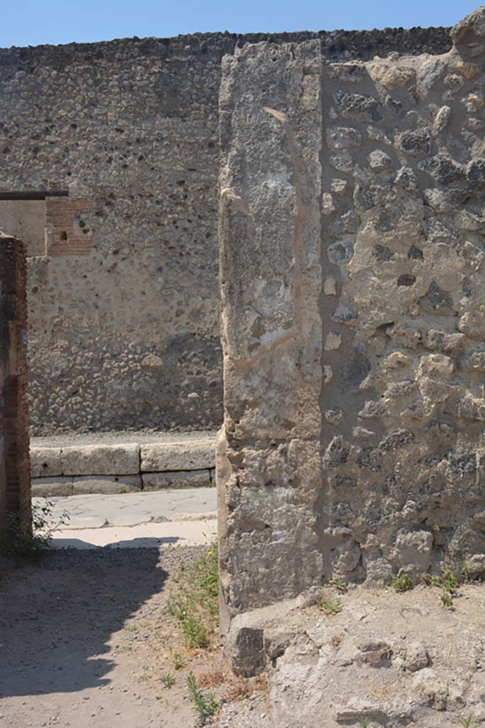 IX.1.12 Pompeii. July 2017.
Looking towards north side of entrance corridor in west wall of atrium.
Foto Annette Haug, ERC Grant 681269 DÉCOR.