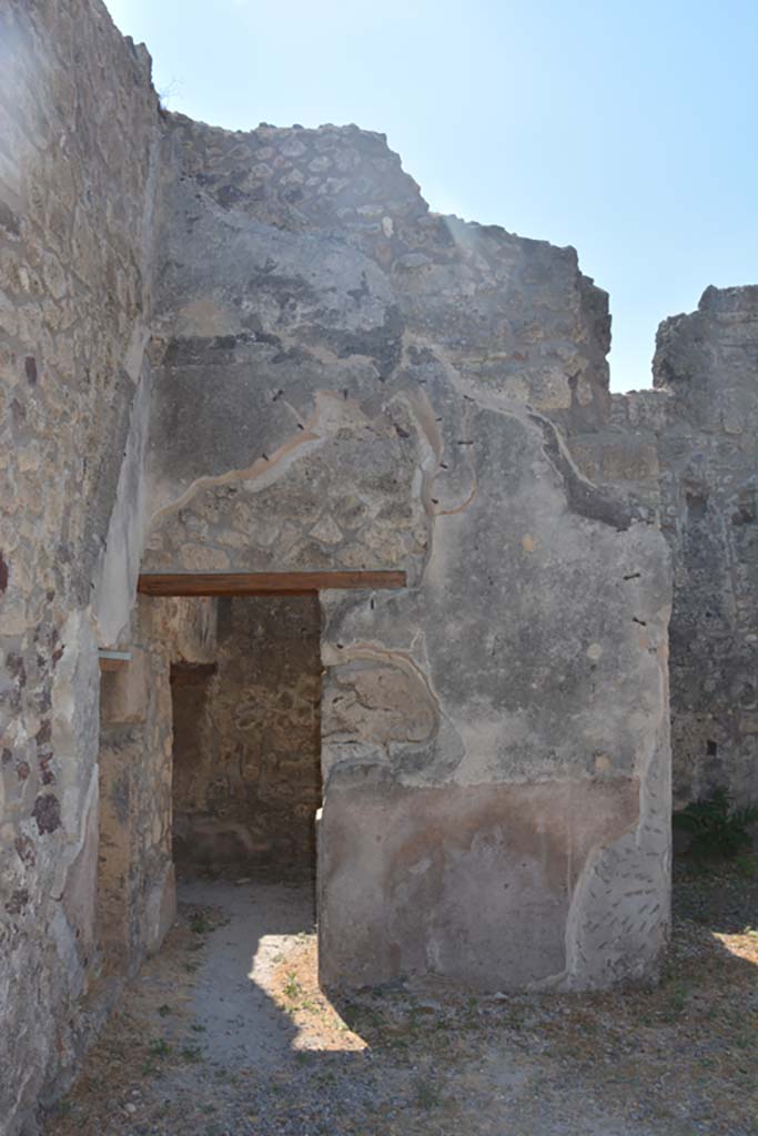 IX.1.12 Pompeii. July 2017. Doorway in south wall in south-east corner.
Foto Annette Haug, ERC Grant 681269 DÉCOR.
On the south wall of the atrium, on the right of the picture, the high cocciopesto zoccolo/plinth can be seen.
The middle zone of the wall would have been white.
