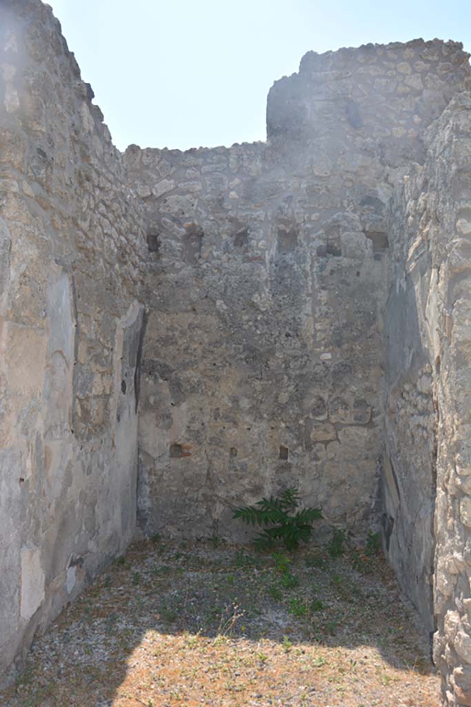 IX.1.12 Pompeii. July 2017. South wall of room with open doorway in centre of south wall of atrium.
Foto Annette Haug, ERC Grant 681269 DÉCOR.
At the top of the wall are the holes for the support beams for an upper floor.
Lower down on the wall are smaller holes for the supports of a shelf.