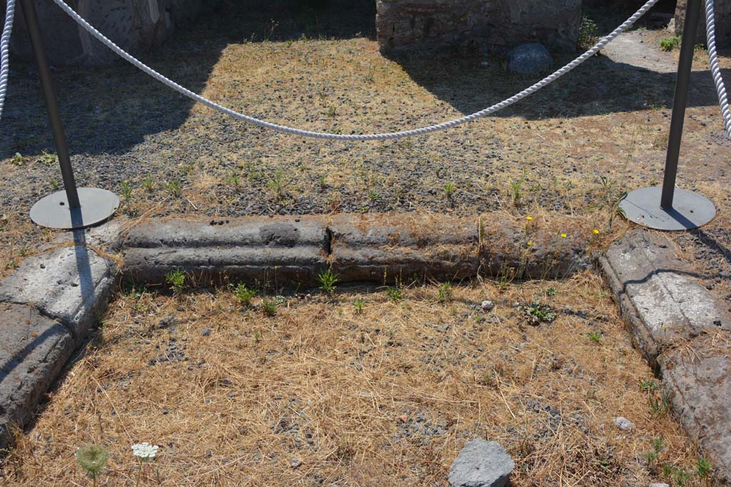 IX.1.12 Pompeii. July 2017. Detail of south side of impluvium in atrium.
Foto Annette Haug, ERC Grant 681269 DÉCOR.