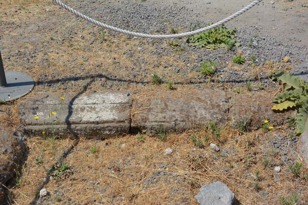 IX.1.12 Pompeii. July 2017. Detail of west side of impluvium in atrium.
Foto Annette Haug, ERC Grant 681269 DÉCOR.