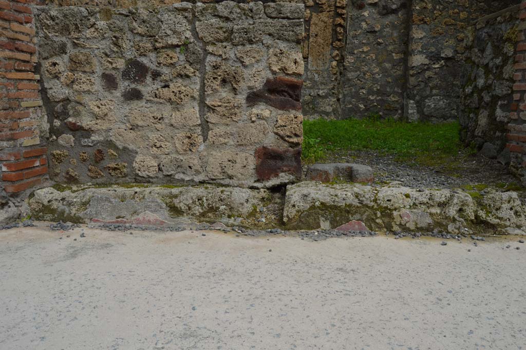 IX.1.13 Pompeii. March 2018. Looking east towards north side of entrance doorway, with step.
Foto Taylor Lauritsen, ERC Grant 681269 DÉCOR.