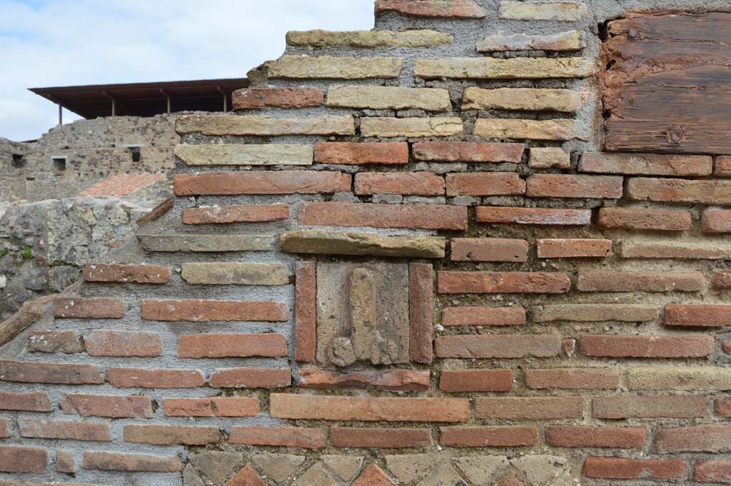 Pilaster between IX.1.13 and IX.1.14 Pompeii. March 2018.
Detail of tufa phallus set into pilaster between entrances.
Foto Taylor Lauritsen, ERC Grant 681269 DÉCOR.