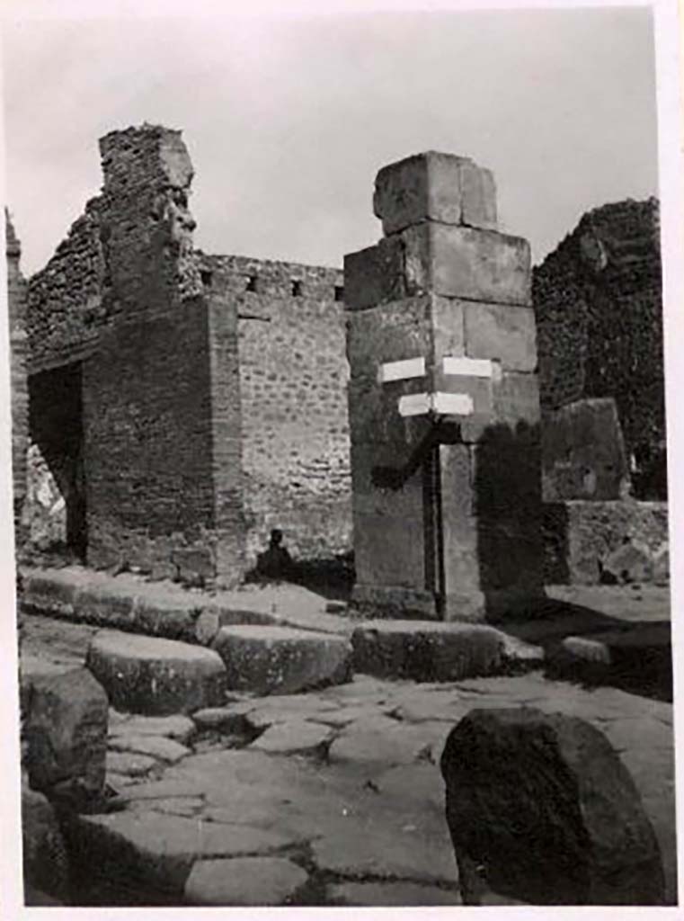 IX.1.15 Pompeii. Pre-1943. Looking across crossroads of Holconius towards IX.1.15 on Via Stabiana.
IX.1.16, linked entrance, is on Via dell’Abbondanza, on the right. Photo by Tatiana Warscher.
See Warscher, T. Codex Topographicus Pompeianus, IX.1. (1943), Swedish Institute, Rome. (no.59), p. 92.