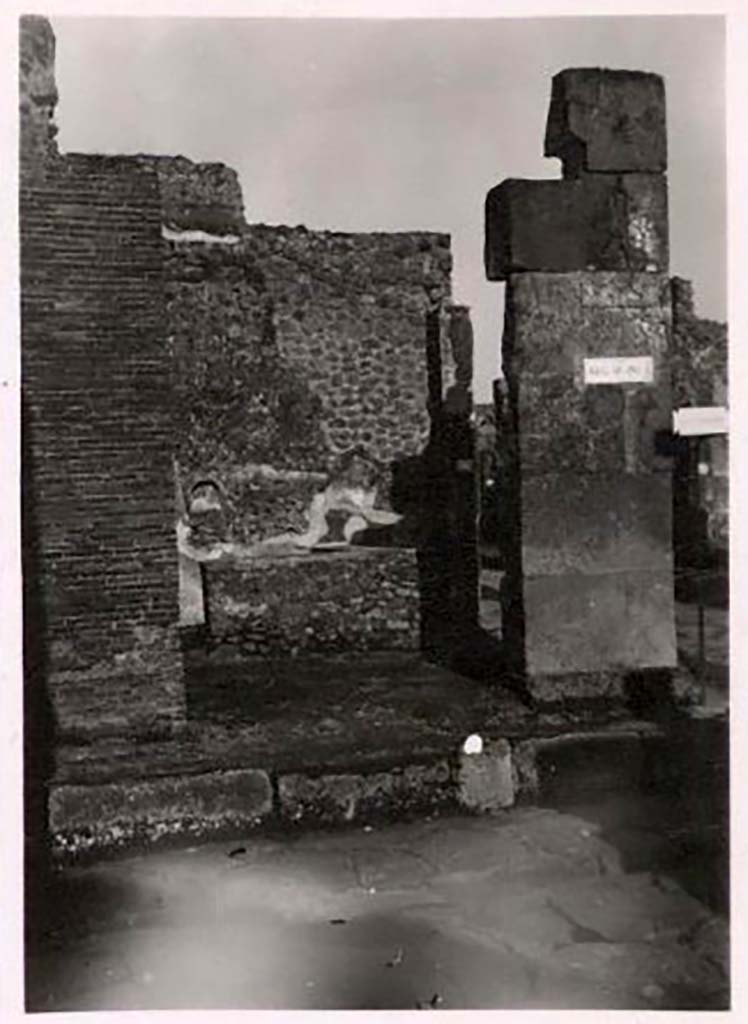 IX.1.15 Pompeii. Pre-1943. Looking east from Via Stabiana. Photo by Tatiana Warscher.
See Warscher, T. Codex Topographicus Pompeianus, IX.1. (1943), Swedish Institute, Rome. (no.58), p. 90.
