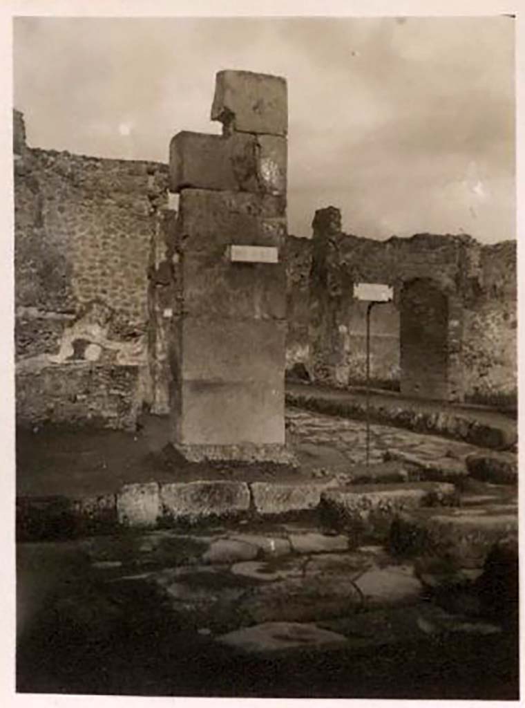 IX.1.15 Pompeii. Pre-1943. Photo by Tatiana Warscher.
Looking east towards pilaster at junction of Via Stabiana and Via dell’Abbondanza.
According to Warscher, this corner pilaster, on the face turned towards the Decumanus, showed traces of a disappearing Oscan inscription.
See Warscher, T. Codex Topographicus Pompeianus, IX.1. (1943), Swedish Institute, Rome. (no.57), p. 90.