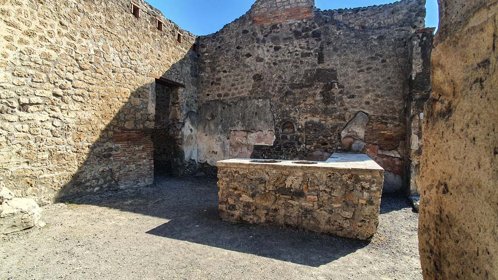 IX.1.15, Pompeii. July 2021.
Looking east through doorway on Via Stabiana, with doorway at IX.1.16, on Via dell’Abbondanza, on right.
Foto Annette Haug, ERC Grant 681269 DÉCOR.