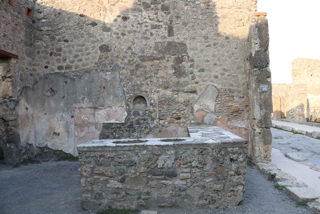 IX.1.15 Pompeii. December 2018. Looking towards east wall, with linked entrance at IX.1.16, on right.