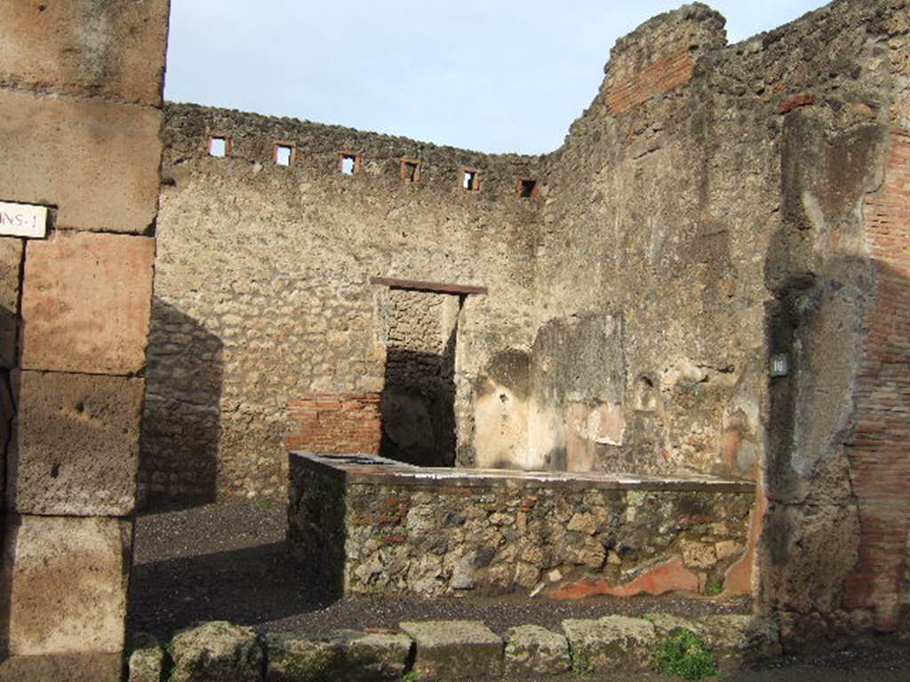 IX.1.16 Pompeii. December 2005. Entrance and counter.