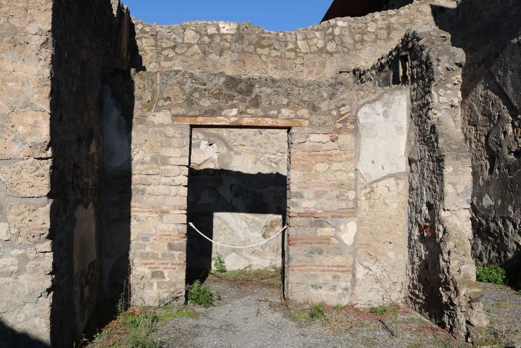 IX.1.18 Pompeii. December 2018.
Looking north across area that would have been an open tablinum, towards doorway to cubiculum. Photo courtesy of Aude Durand.