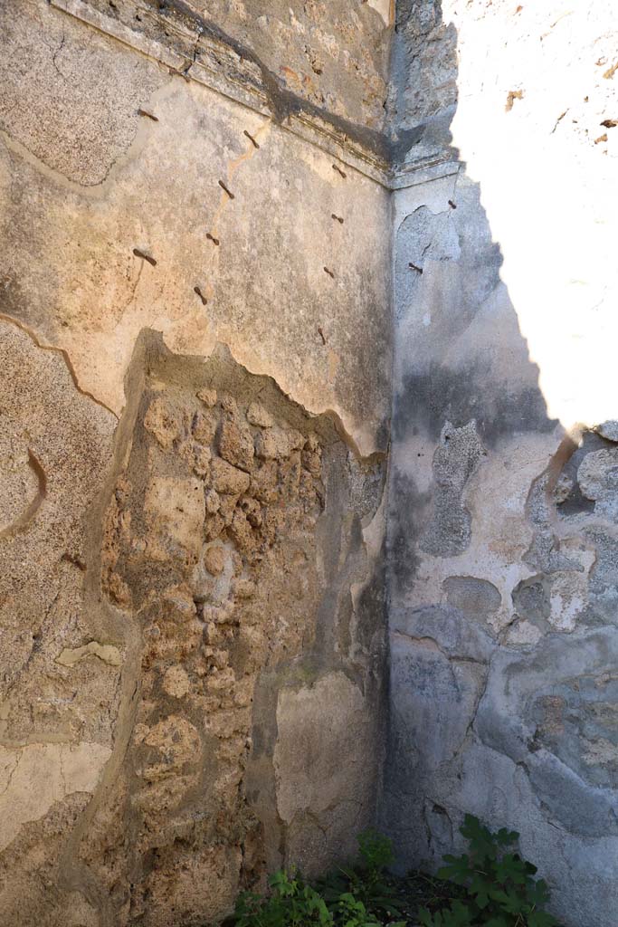 IX.1.18 Pompeii. Pompeii. December 2018.
North-west corner with moulded stucco cornice of cubiculum at rear of tablinum.
Photo courtesy of Aude Durand.