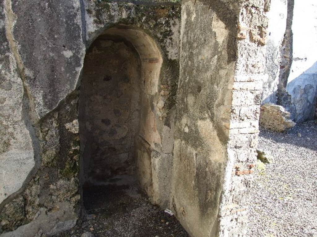 IX.1.18 Pompeii. December 2006. Painted small vaulted niche in south-east corner of cubiculum. According to Gallo, on the south end of the east wall of the cubiculum was a niche still with the vaulted arch in a discreet state of preservation. In the centre of the vault painted on a white background, was a square painting of an uncertain subject. This was in the centre of a garland in the shape of a wreath with leaves. These were then framed by quarters of circles at the corners and half-circles in the centre of the sides and with garlands as shutters, defining the vault, on both sides.
See Gallo, A. (2001): Pompei, L’insula I della Regione IX, Settore Occidentale, Rome, “L’ERMA” di BRETSCHNEIDER, (p.56), in Studi della Soprintendenza archeologica di Pompei: 1.