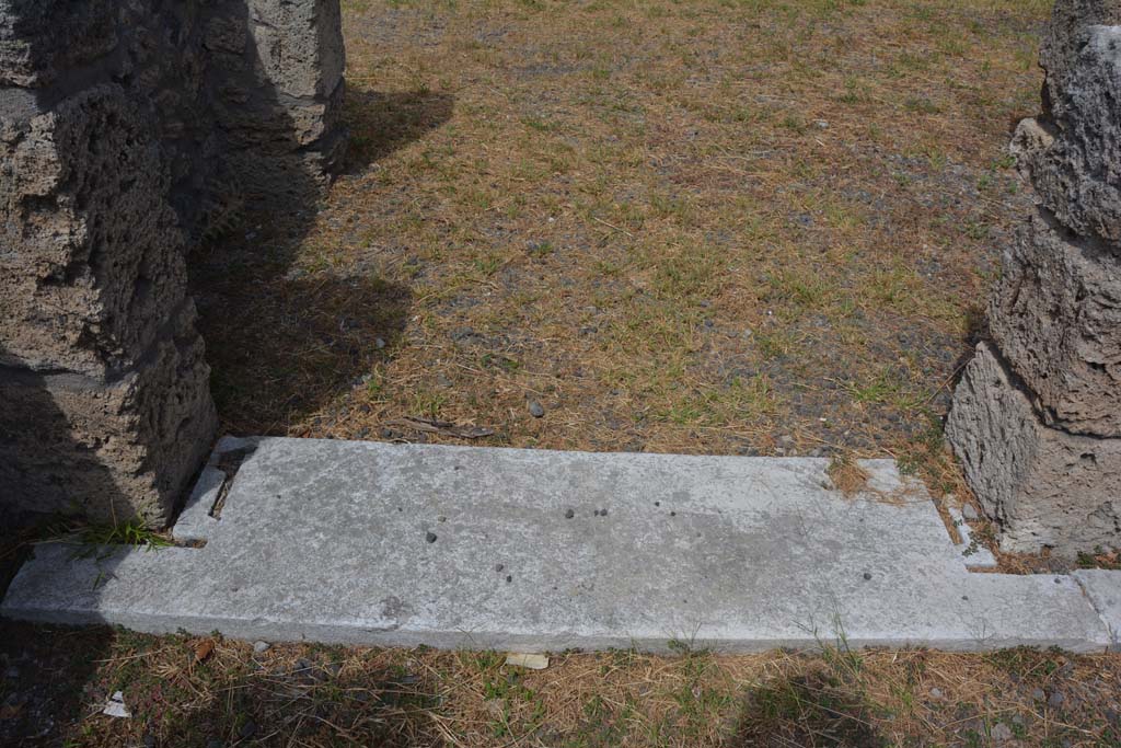 IX.1.20 Pompeii. September 2019. Marble sill at entrance doorway, looking north.
Foto Annette Haug, ERC Grant 681269 DÉCOR