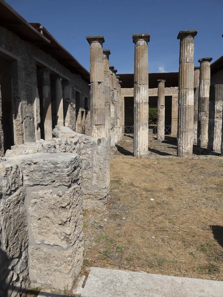 IX.1.20 Pompeii. September 2017. West side of entrance threshold.
Foto Annette Haug, ERC Grant 681269 DÉCOR