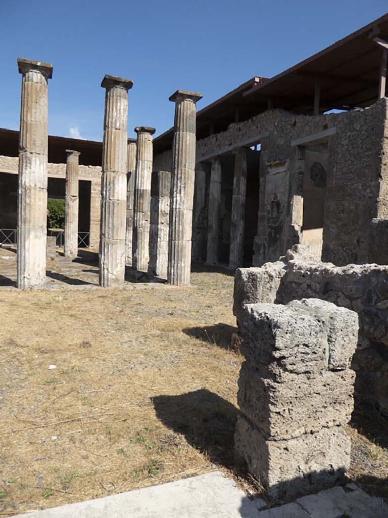 IX.1.20 Pompeii. September 2017. East side of entrance threshold.
Foto Annette Haug, ERC Grant 681269 DÉCOR