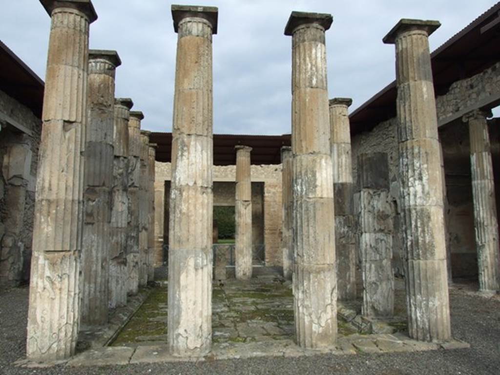 IX.1.20 Pompeii. December 2007. Room 2, atrium. Tufa columns, impluvium, rim and basin floor. Atrium with 16 Doric columns around impluvium.