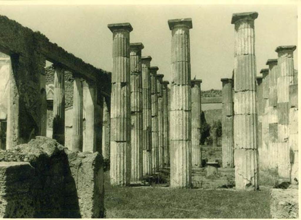 IX.1.20 Pompeii. 1940. Looking north into atrium. Photo courtesy of Rick Bauer.