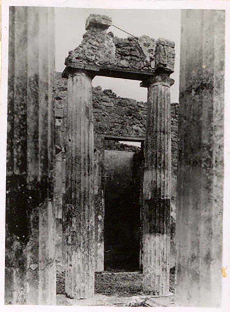 IX.1.20 Pompeii. Pre-1943. Photo by Tatiana Warscher.
Room 2, atrium, looking east across atrium towards doorway to (our) room 5, Warscher wrote that “only a small part of the epistyle remained.”
See Warscher, T. Codex Topographicus Pompeianus, IX.1. (1943), Swedish Institute, Rome. (no.81), p. 151.
