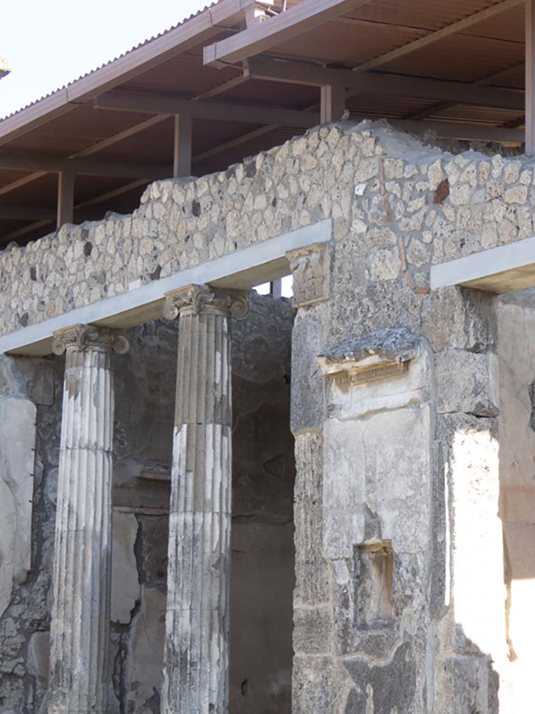 IX.1.20 Pompeii. September 2017. Room 5, on right, with window in wall next to east ala 6, on left.
Foto Annette Haug, ERC Grant 681269 DÉCOR