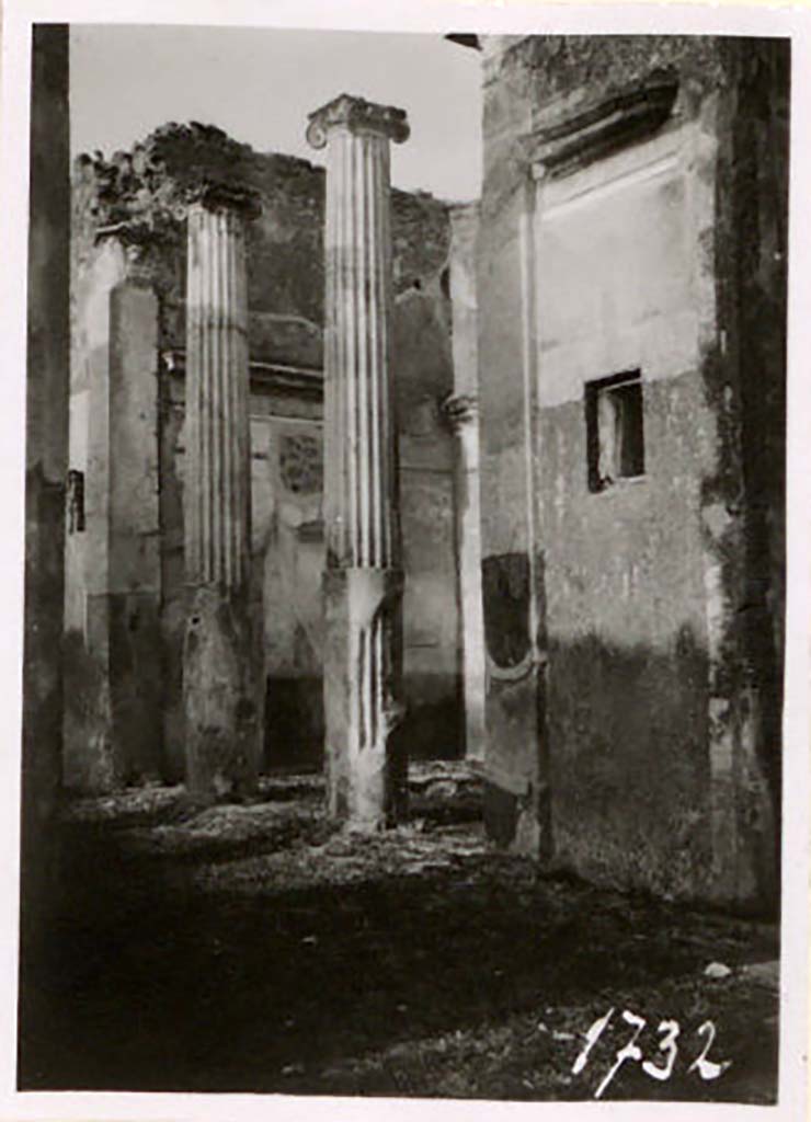 IX.1.20 Pompeii. 1927? Room 2, atrium, ala on east side. Photo by Tatiana Warscher.
According to Warscher- “This photo was taken in the period (if I am not mistaken in 1927), when the modern trabeation was missing.
In the time of Overbeck-Mau the first reconstruction of the trabeation existed (see Overbeck-Mau, p.299).
See Warscher, T. Codex Topographicus Pompeianus, IX.1. (1943), Swedish Institute, Rome. (no.85), p. 156.