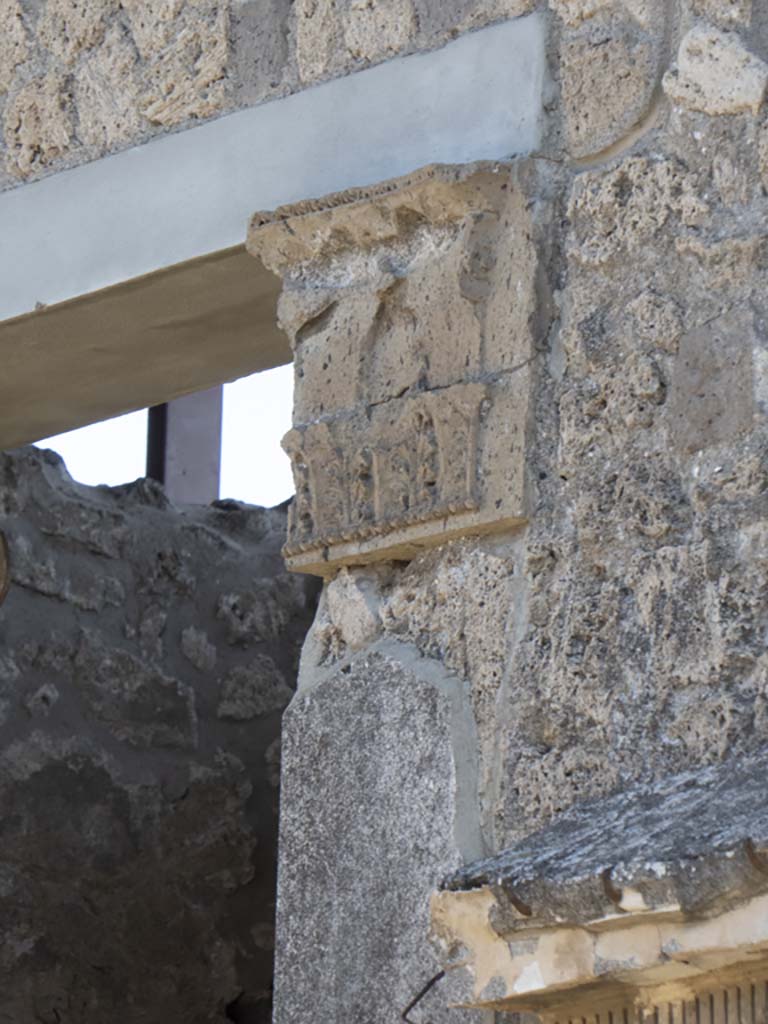 IX.1.20 Pompeii. September 2017.
Room 2, east side of atrium, detail of capital on south side of east ala 6.
Foto Annette Haug, ERC Grant 681269 DÉCOR