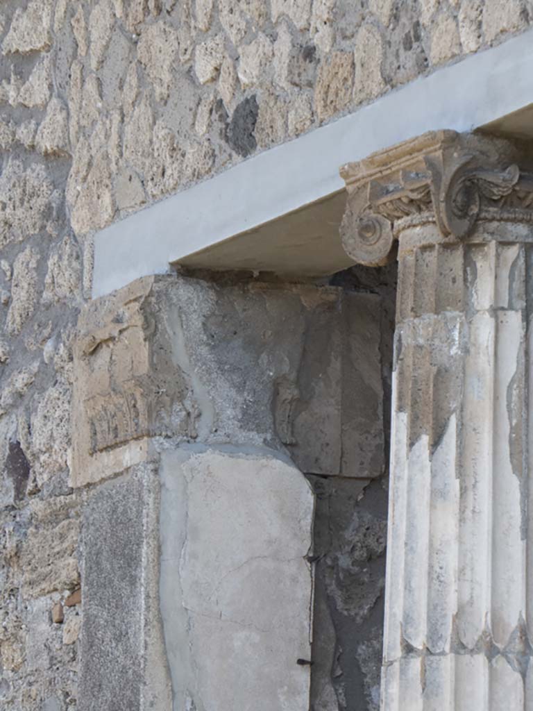 IX.1.20 Pompeii. September 2017. Looking north to capitals at north end of east ala 6.
Foto Annette Haug, ERC Grant 681269 DÉCOR