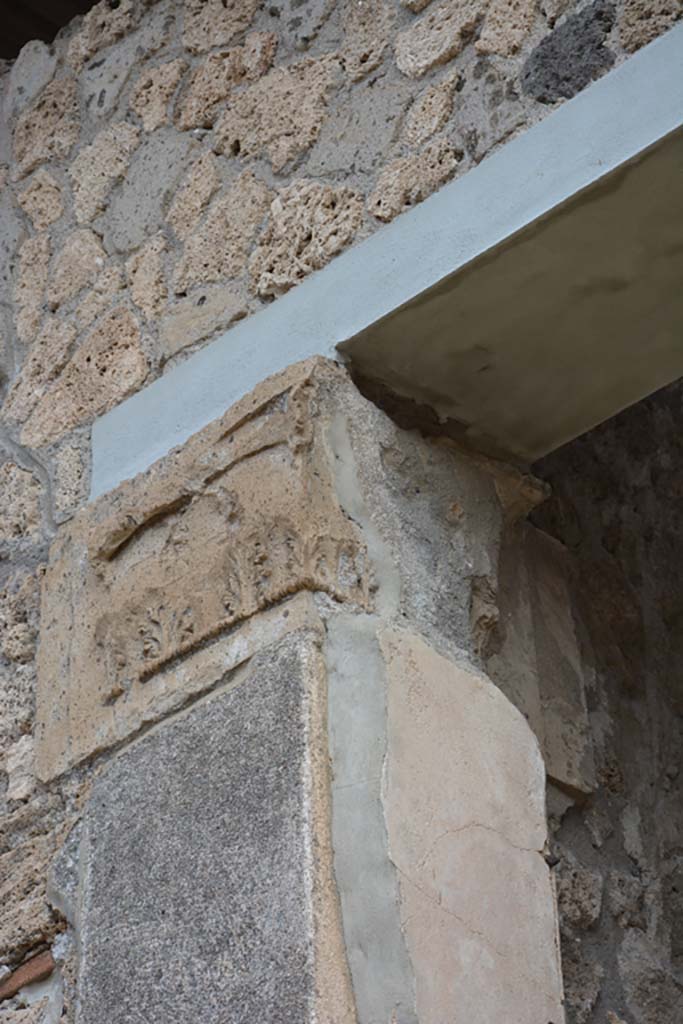 IX.1.20 Pompeii. September 2019. Room 2, east side of atrium.
Figured capital from north-eastern corner consisting of a bust above a band of acanthus (damaged).
Foto Annette Haug, ERC Grant 681269 DÉCOR