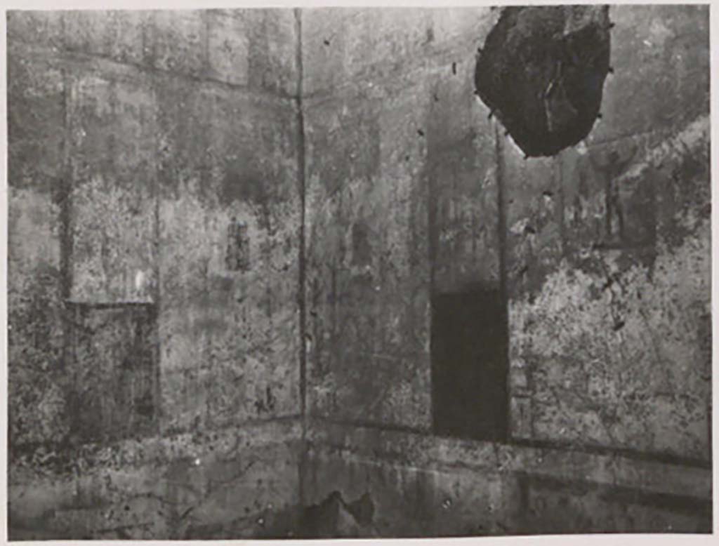 IX.1.20 Pompeii. Pre-1943. Room 9, south-east corner. Photo by Tatiana Warscher.
On the left (east) wall is a strip with architectural motifs, followed by the Muse Terpsichore.
In the centre, on the right (south) wall is the Muse Euterpe, followed by another strip with architectural motifs, and Marsyas, on the right.
See Warscher, T. Codex Topographicus Pompeianus, IX.1. (1943), Swedish Institute, Rome. (no.94), p. 172.
