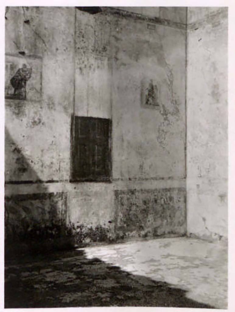 IX.1.20 Pompeii. Pre-1943. Room 9, east end of north wall. Photo by Tatiana Warscher.
See Warscher, T. Codex Topographicus Pompeianus, IX.1. (1943), Swedish Institute, Rome. (no.101), p. 176.