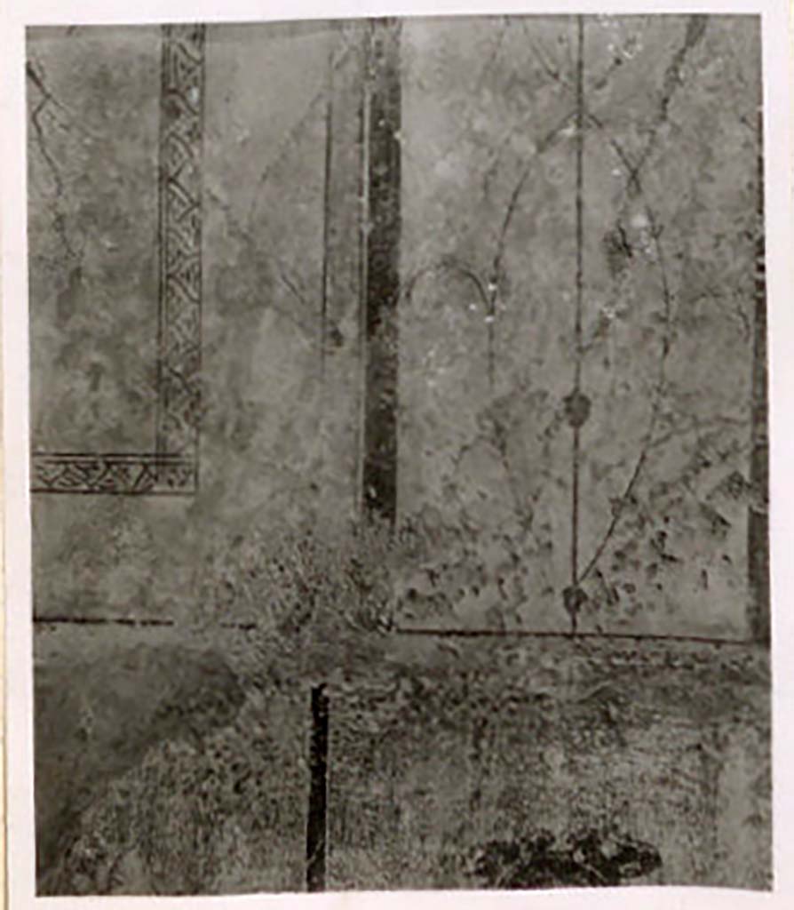 IX.1.20 Pompeii. Pre-1943. Painted decoration on the north wall. Photo by Tatiana Warscher.
See Warscher, T. Codex Topographicus Pompeianus, IX.1. (1943), Swedish Institute, Rome. (no.106a), p. 186.
