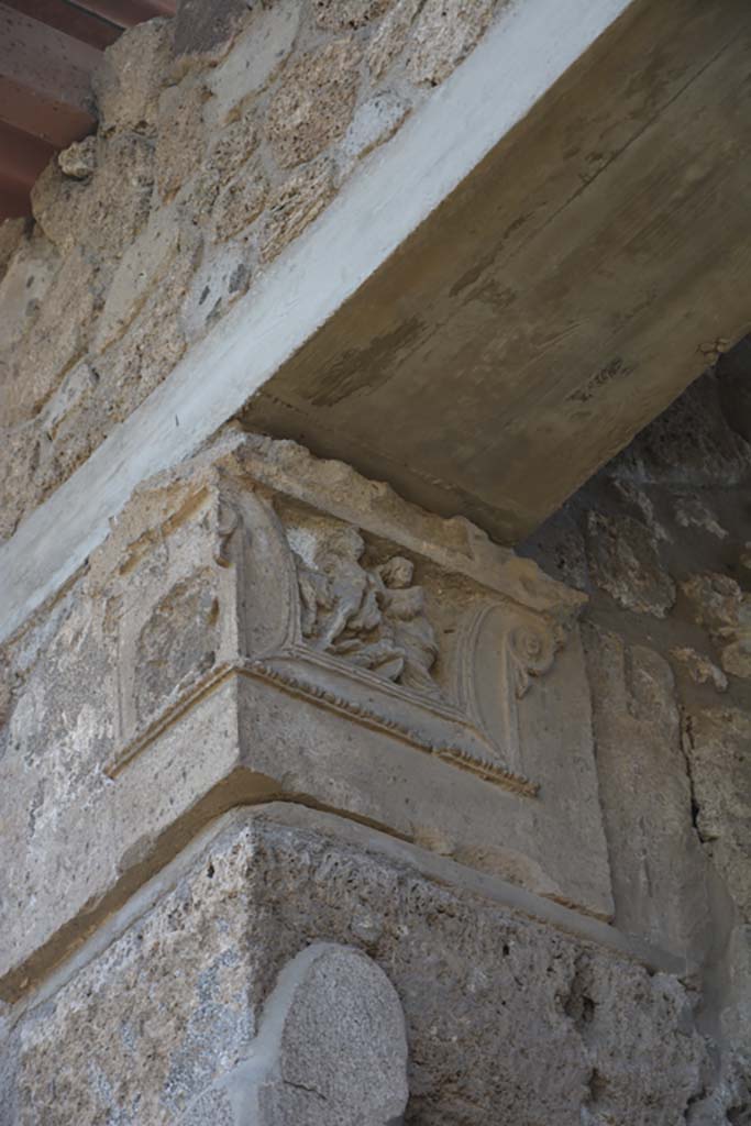 IX.1.20 Pompeii. September 2019. Looking towards south side of west ala 18, showing figured capital.
Foto Annette Haug, ERC Grant 681269 DÉCOR