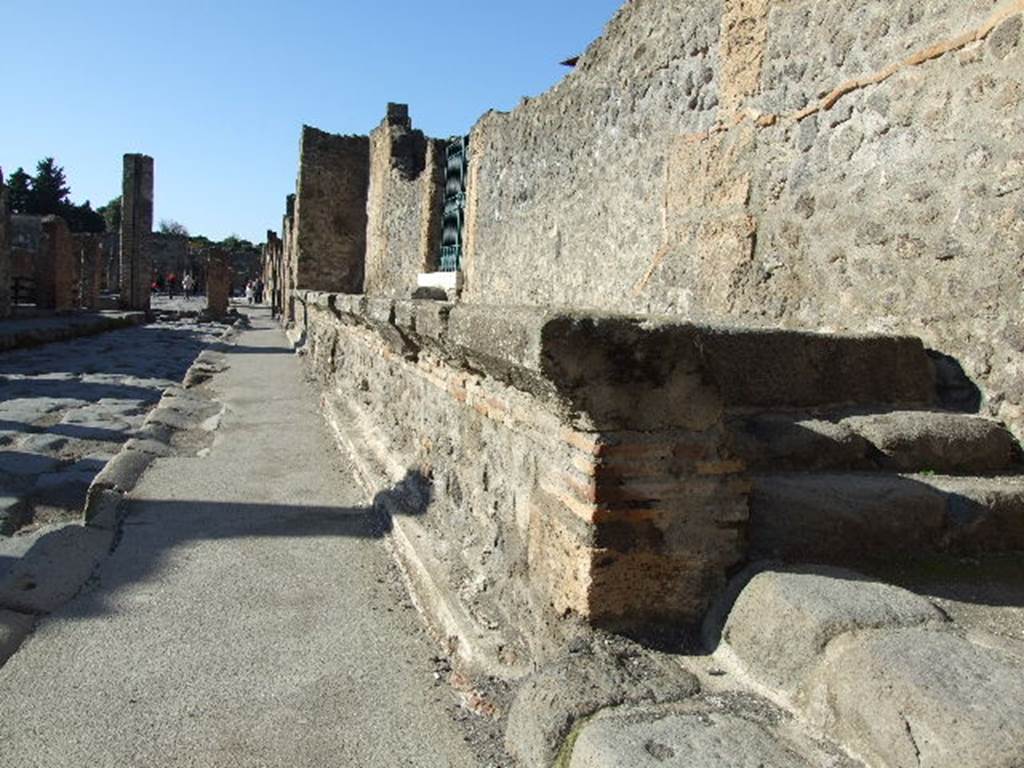 IX.1.20 Pompeii. December 2006. Podium looking west along Via dell’ Abbondanza.