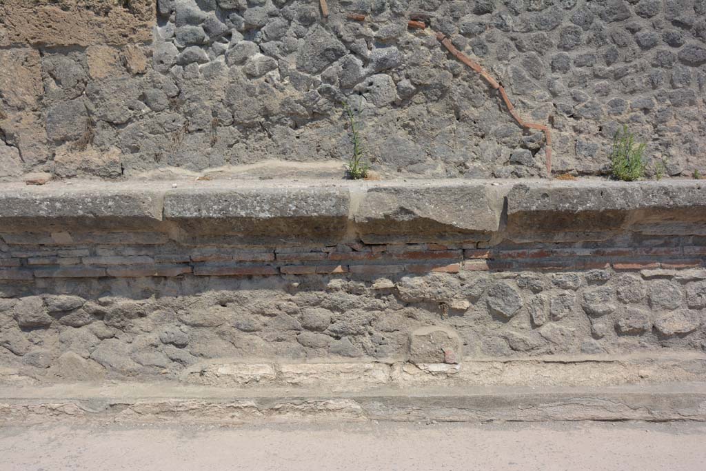 IX.1.20 Pompeii. July 2017. Detail from front facade on west side of entrance doorway.
Foto Annette Haug, ERC Grant 681269 DÉCOR