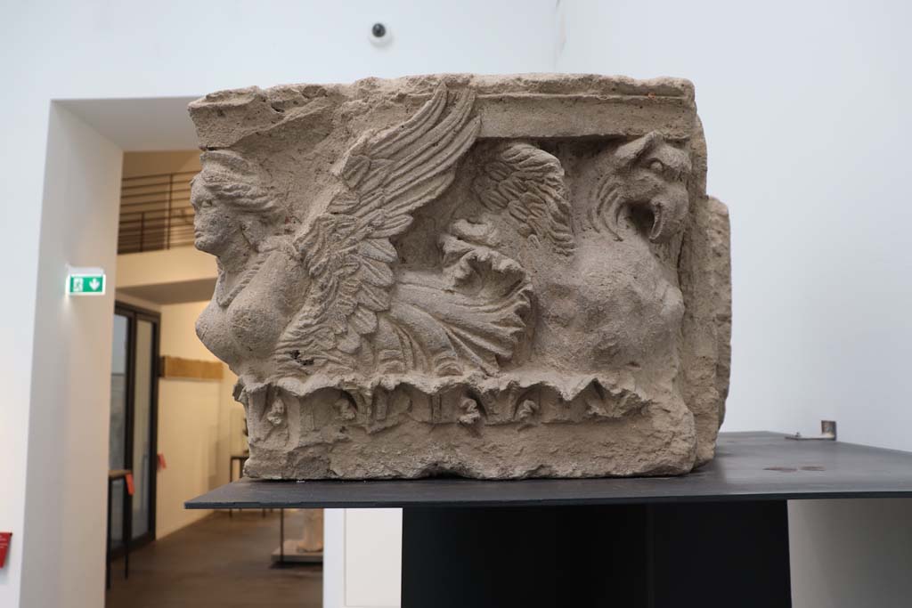 IX.1.20 Pompeii. February 2021. House capital from the entrance. Photographed in Antiquarium, Pompeii.
Photo courtesy of Fabien Bièvre-Perrin (CC BY-NC-SA).