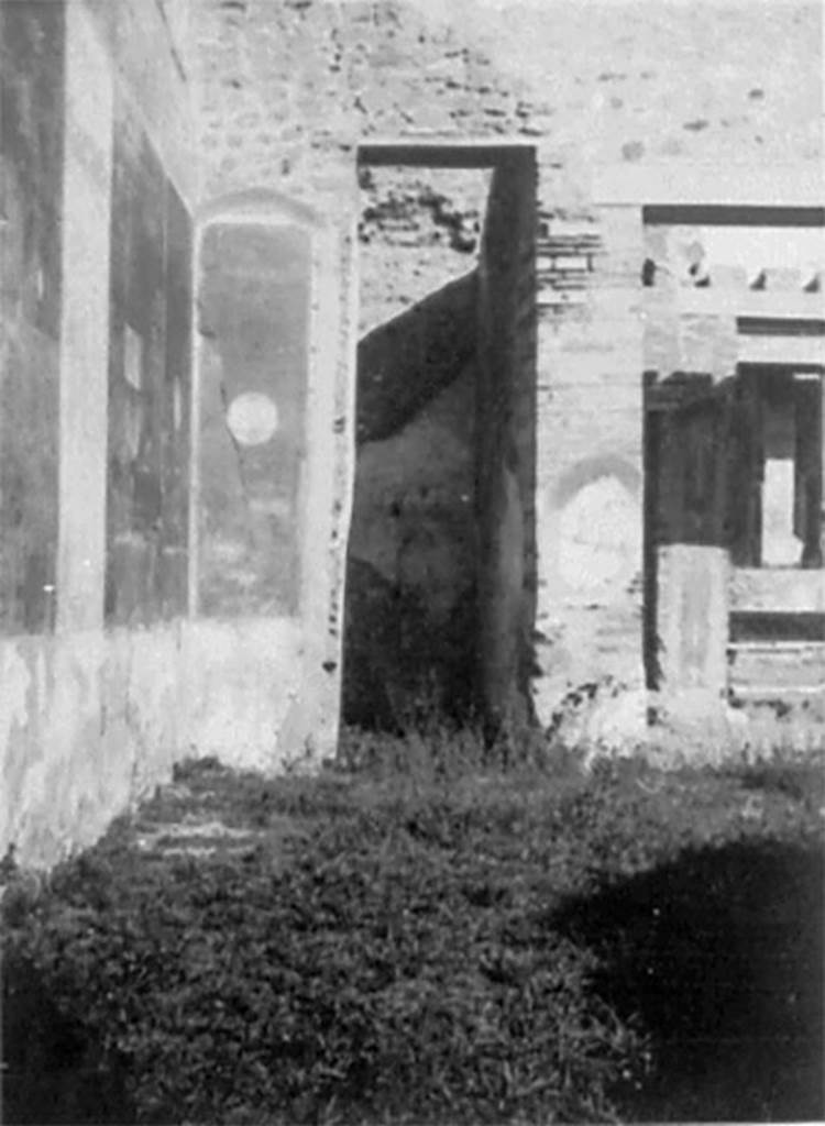 IX.1.22 Pompeii. 1941 photo by Tatiana Warscher. Atrium with doorway to room 8, a storeroom or cupboard.
In the panels on the walls of the atrium were paintings of still life and countryside scenes, now vanished or illegible.
DAIR 79.1986. Photo © Deutsches Archäologisches Institut, Abteilung Rom, Arkiv.
See http://arachne.uni-koeln.de/item/marbilderbestand/936457