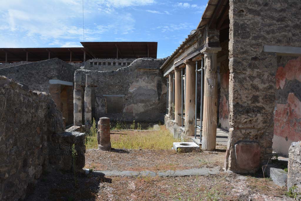 IX.1.22 Pompeii. September 2019. Room 13, exedra, looking west towards first peristyle.
Foto Annette Haug, ERC Grant 681269 DÉCOR