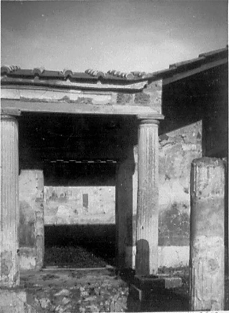 IX.1.22 Pompeii. 1941 photo by Tatiana Warscher. Room 14, first peristyle.
DAIR 79.1987. Photo © Deutsches Archäologisches Institut, Abteilung Rom, Arkiv.
See http://arachne.uni-koeln.de/item/marbilderbestand/936457