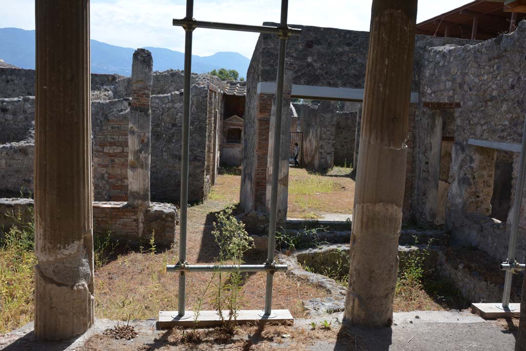 IX.1.22 Pompeii. September 2019.
Room 14, north portico of first peristyle, looking south through tablinum towards atrium and entrance doorway.
Foto Annette Haug, ERC Grant 681269 DÉCOR