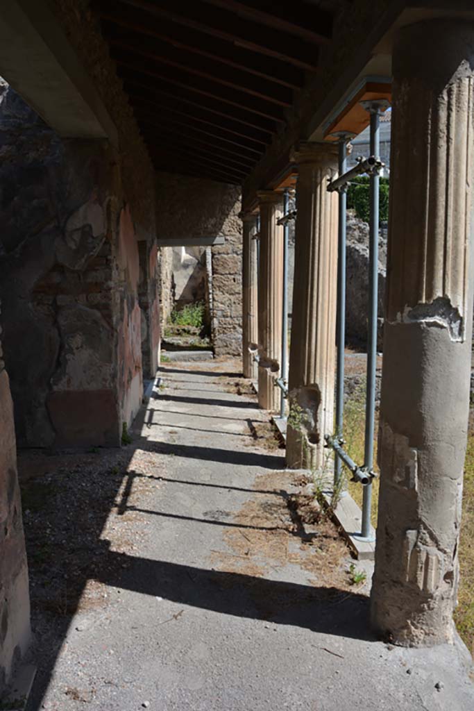 IX.1.22 Pompeii. September 2019.
Room 14, first peristyle, looking east along north side in front of doorway to room 20.
Foto Annette Haug, ERC Grant 681269 DÉCOR