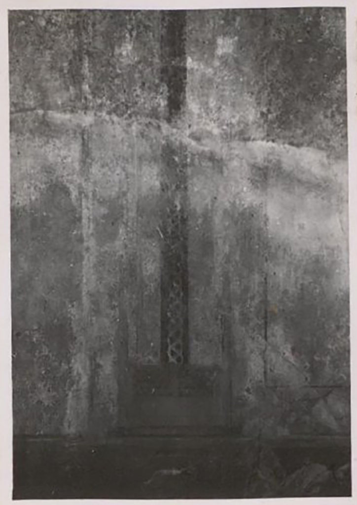 IX.1.22 Pompeii. Pre-1943. Room 22, south wall, detail of remains of painted decorations.
Photo by Tatiana Warscher.
See Warscher, T. Codex Topographicus Pompeianus, IX.1. (1943), Swedish Institute, Rome. (no.126), p. 216.