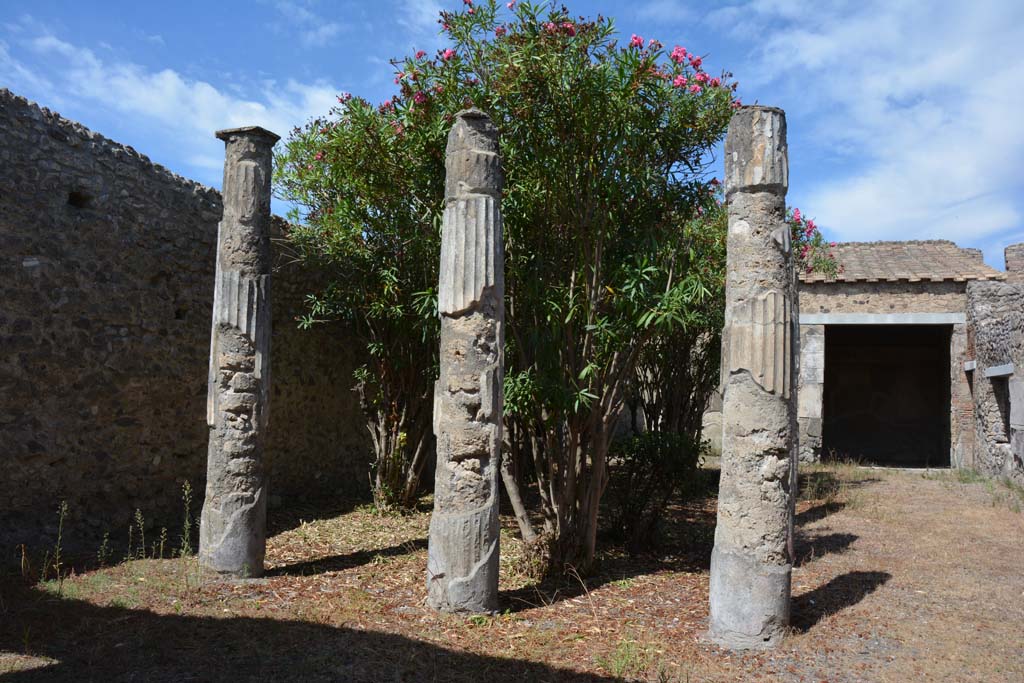 IX.1.22 Pompeii. September 2019. Looking north to second peristyle from room 21.
Foto Annette Haug, ERC Grant 681269 DÉCOR