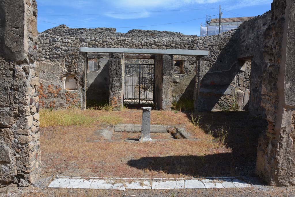 IX.1.22 Pompeii. September 2019. Room 27, second atrium. Looking east to rear entrance at IX.1.29.
Foto Annette Haug, ERC Grant 681269 DÉCOR
