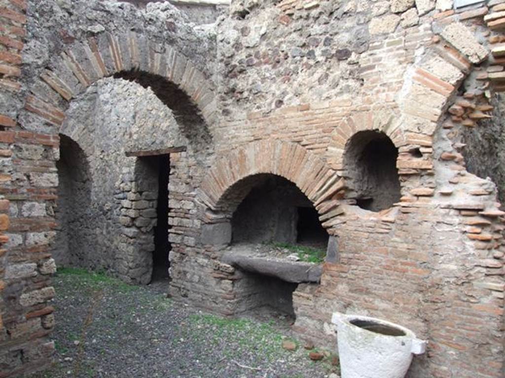 IX.1.22 Pompeii. December 2007. Room 29, oven in private bakery area. The door on the left of the oven led into the bakery workshop, the arched alcove on the left of the doorway contained the cistern mouth.