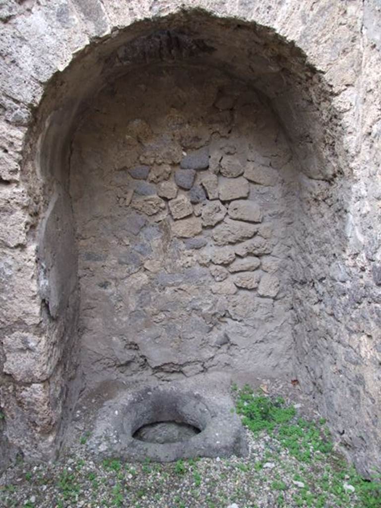 IX.1.22 Pompeii. December 2007. Room 29, larger arch and cistern mouth in bakery area.
The cistern mouth was located near to the bakery workshop, to be able to draw water nearby.