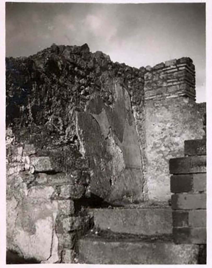IX.1.22 Pompeii. Pre-1943. Top of steps on upper floor. Photo by Tatiana Warscher.
See Warscher, T. Codex Topographicus Pompeianus, IX.1. (1943), Swedish Institute, Rome. (no.158), p. 275.